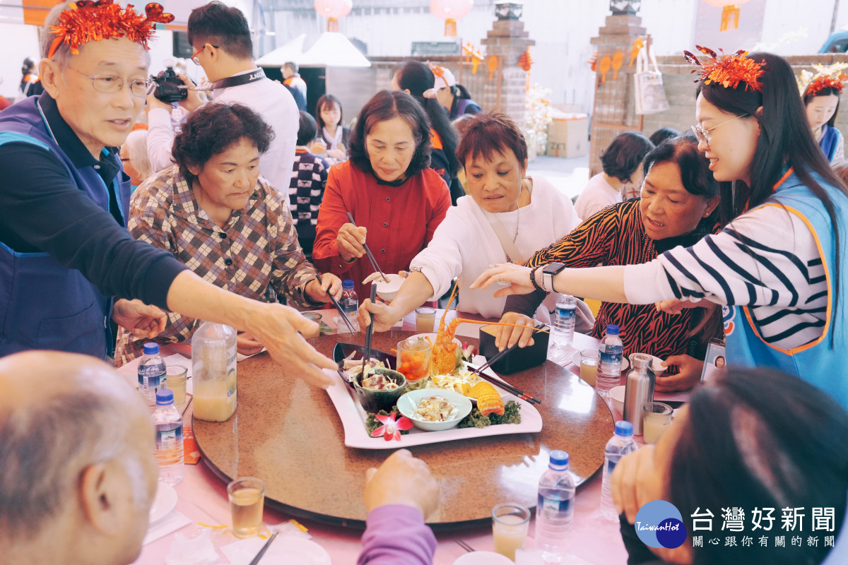 中醫大附醫企業志工陪同長輩圍桌用餐、交流互動。