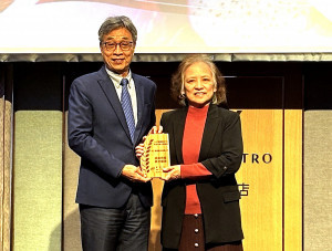 農業部部長陳駿季(左)頒贈獎項予里仁總經理李妙玲(右)