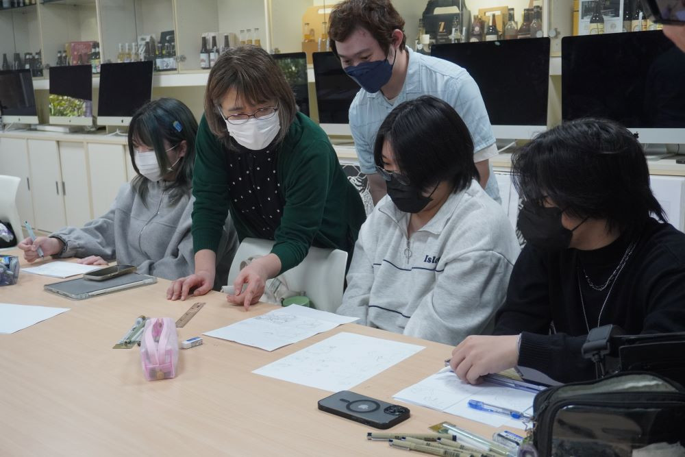 嶺東科技大學「跨海動漫工作坊」，金築順子老師指導學員四格漫畫手繪技巧 。(圖/嶺東科技大學)