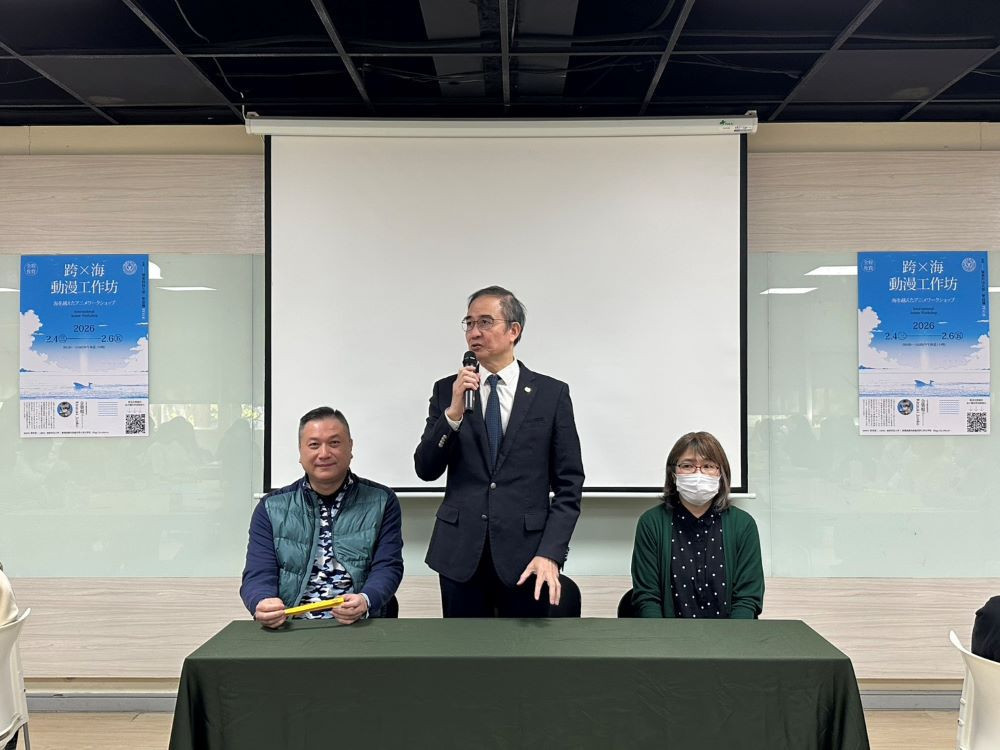 嶺東科大校長陳仁龍在「跨海動漫工作坊」致詞說明，學校投入大量資源成立中部唯一的漫畫核心專業培育體系，期勉學員從不斷學習中精進自我。(圖/嶺東科技大學)