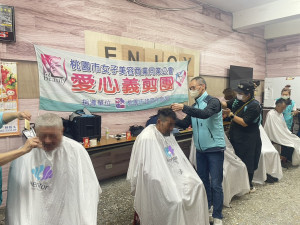 社會局媒合專業髮型師至據點提供義剪服務。