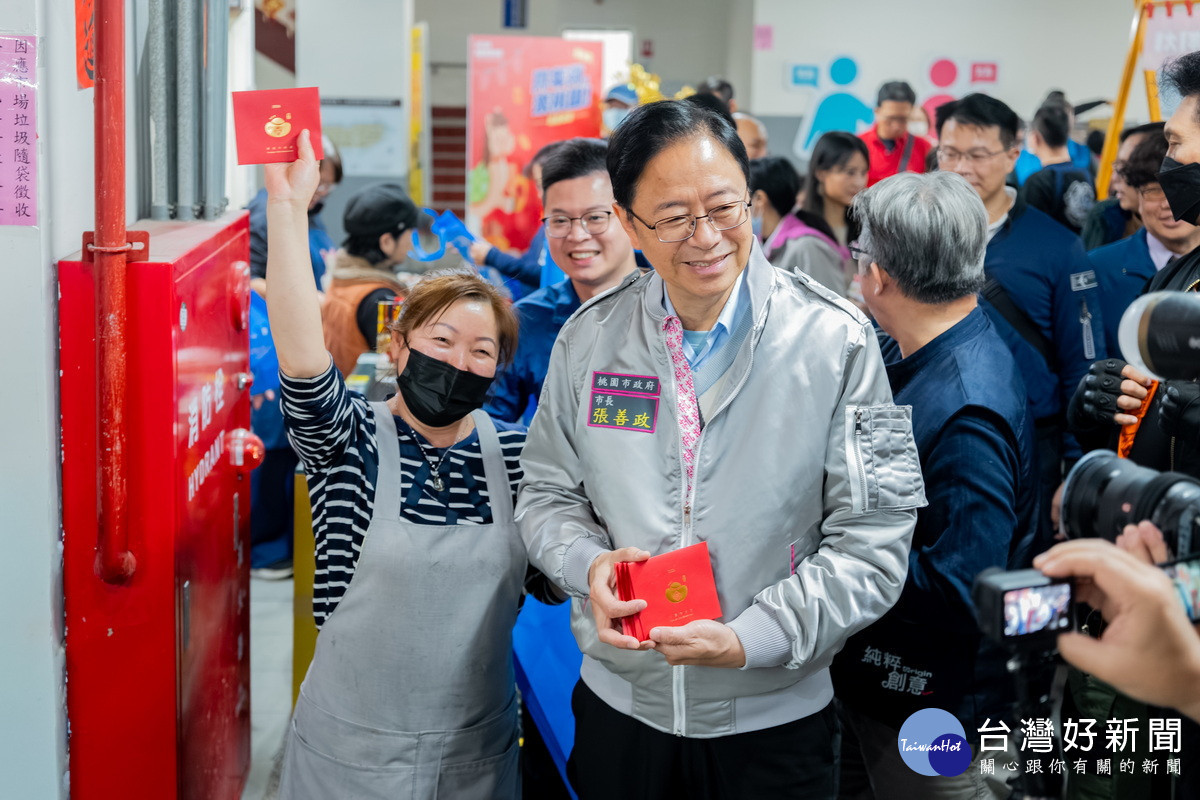 收到張善政市長所發放的馬年紅包袋，民眾雀躍不已。<br />
