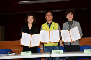 彰化無人載具聯盟主席林世賢市長與華宇企業管理顧問股份有限公司副董事長簡夏蓉（左）。圖／彰化市公所提供