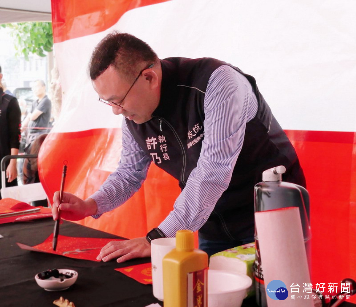 ▲南服中心許乃文執行長親自開筆題寫「春」、「福」二字，祈願社會繁榮與幸福。