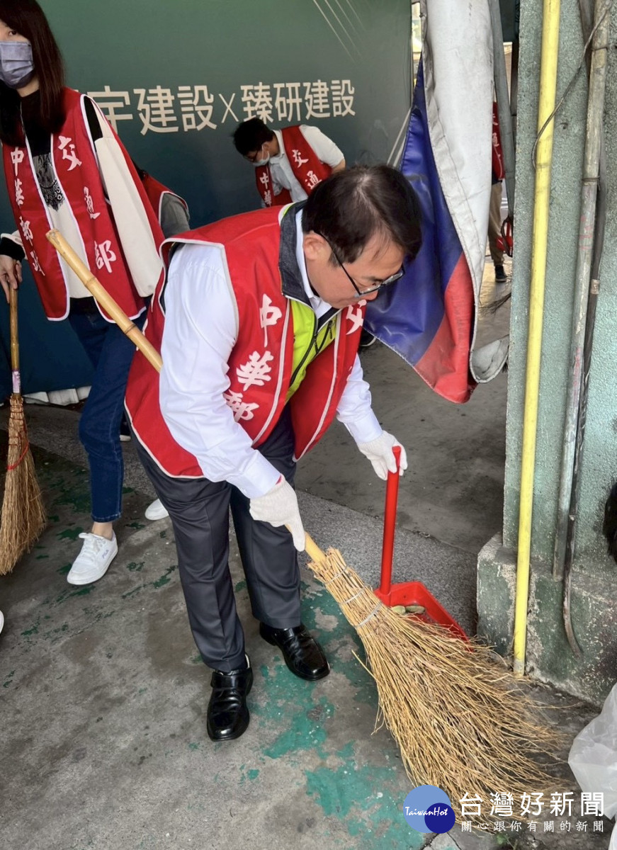 「清淨家園」迎接新年　新竹郵局局長帶頭掃街
