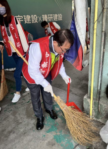 局長沈佛龍號召同仁走進街巷，以實際行動整理市容。