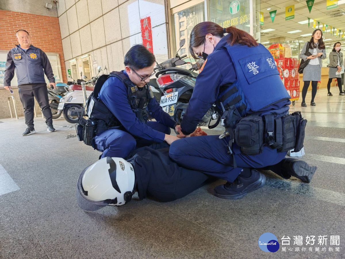 平鎮分局聯合平鎮區農會，實施模擬防搶演練及阻詐宣導。