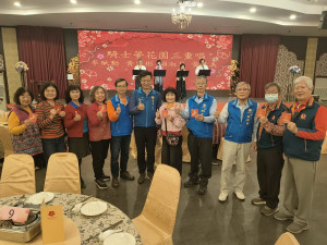 市長張嘉哲特來祝福並送小紅包。（退休公教協會提供）