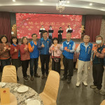 市長張嘉哲特來祝福並送小紅包。（退休公教協會提供）