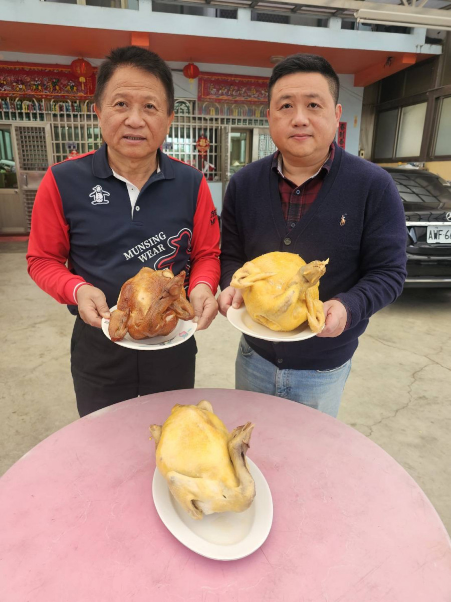 新竹市養雞協會理事長蘇益民、創會長蘇永勝。