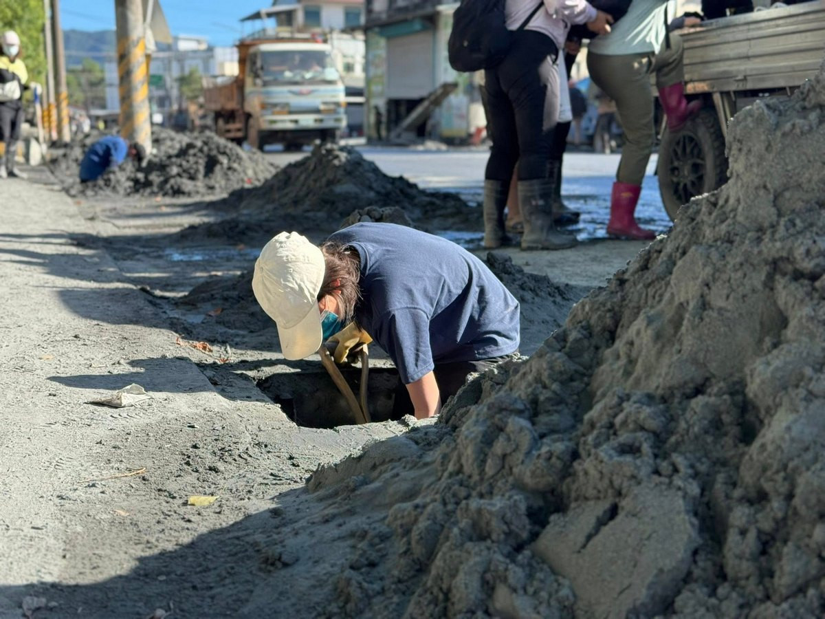 暨大社工系二年級熊亮心於關鍵的「黃金第二週」，投入災後重建。（暨大提供） 
