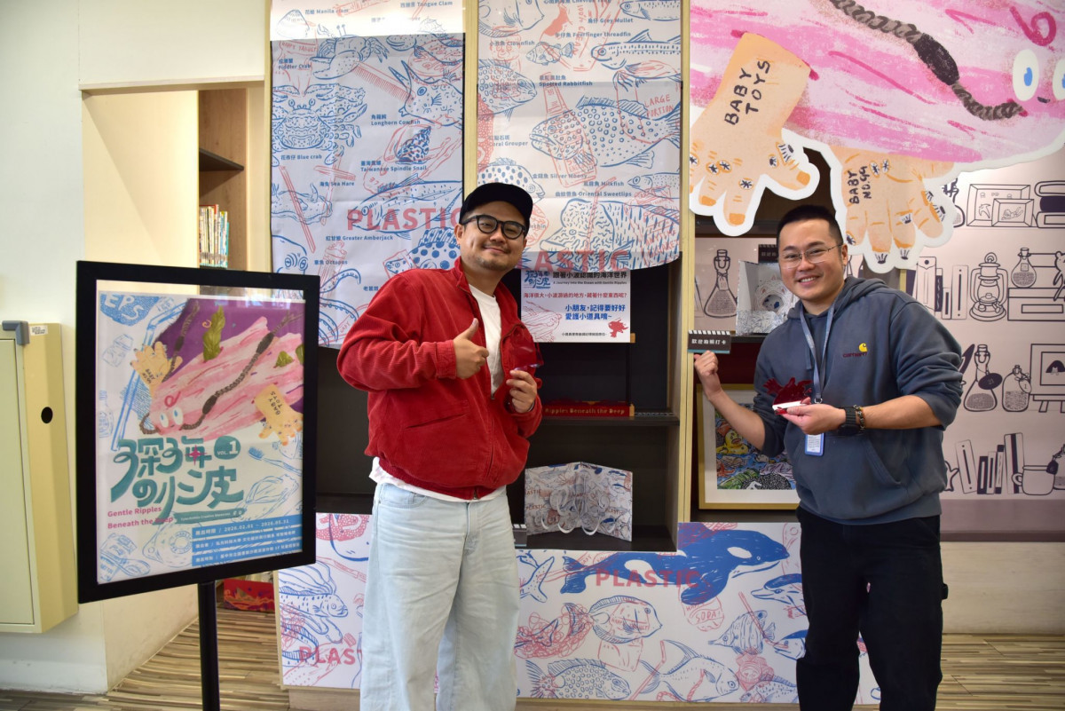 臺中市立圖書館沙鹿深波分館主任許栘綻（右）指出，弘光科大老師宋智皓（左）所策劃《深海的小波》繪畫展，是一場結合藝術與教育的海洋探索之旅。（深波分館提供）