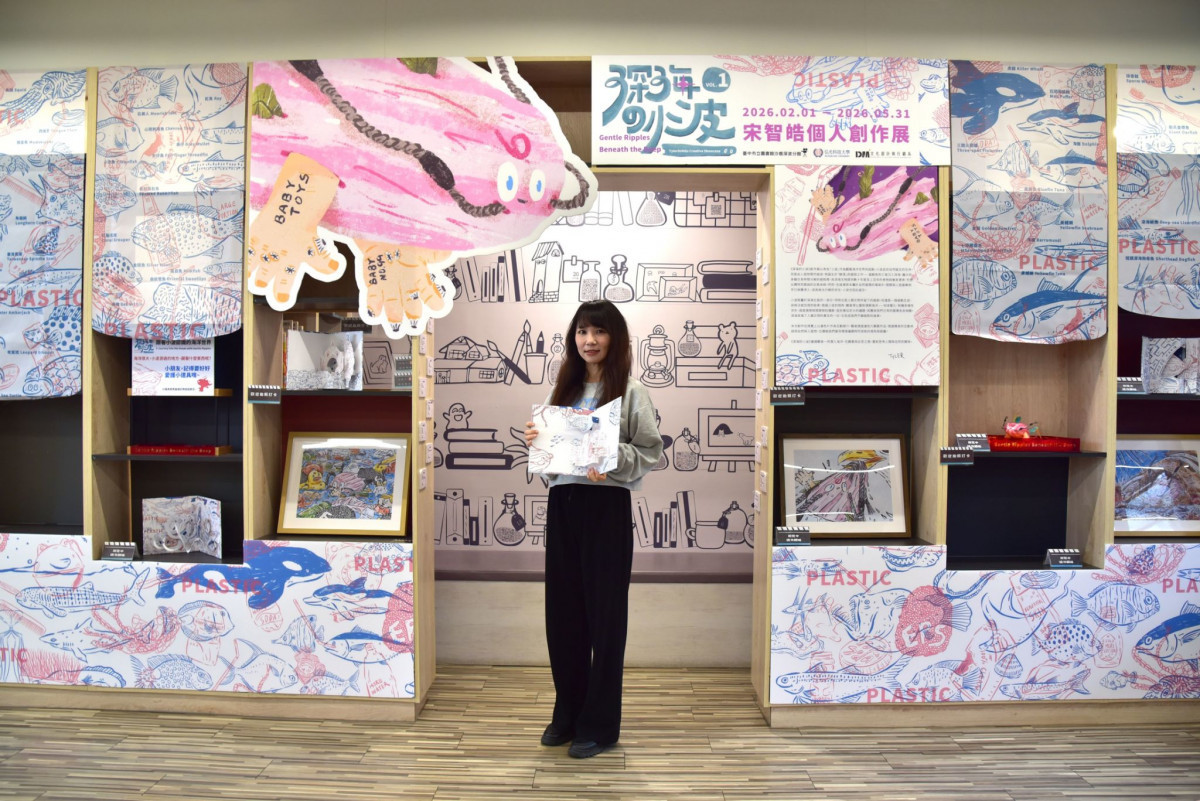 《深海的小波》繪畫展在臺中市立圖書館沙鹿深波分館一樓兒童閱覽區溫馨登場。（深波分館提供）