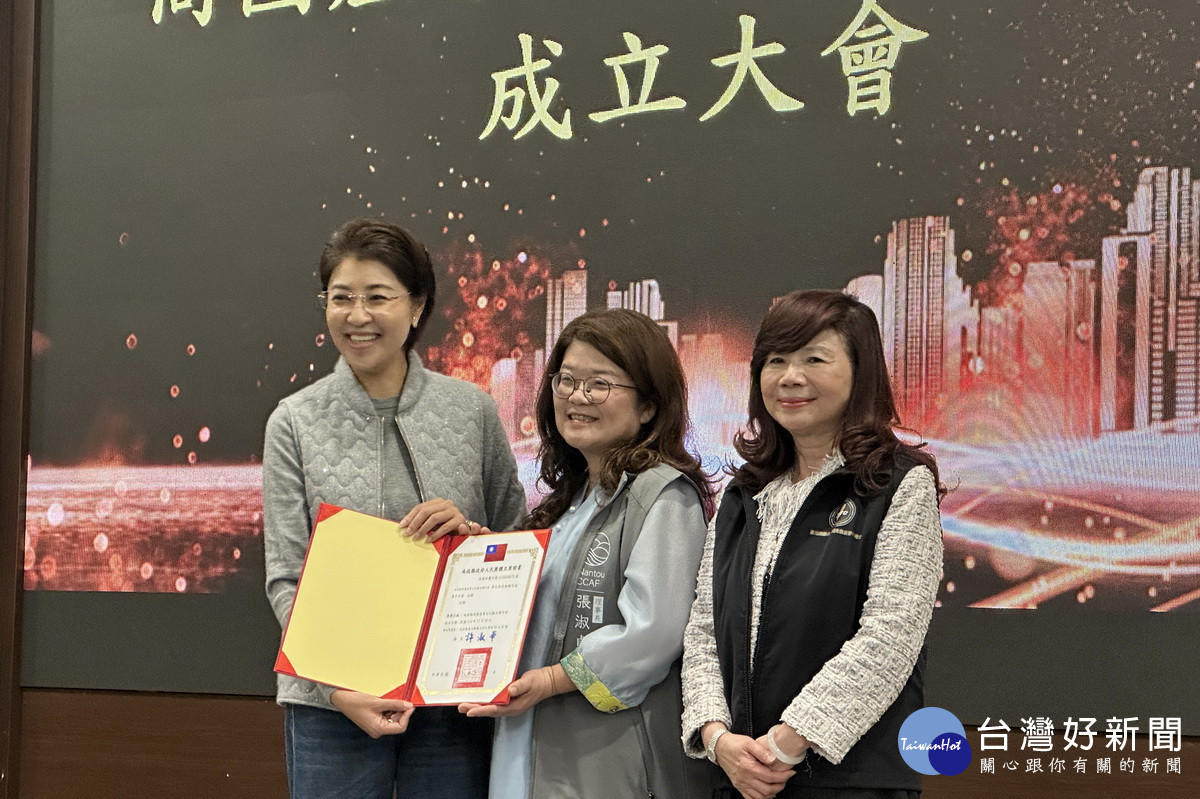 許縣長頒立案與當選證書予張理事長及各理監事。（ 記者扶小萍攝）