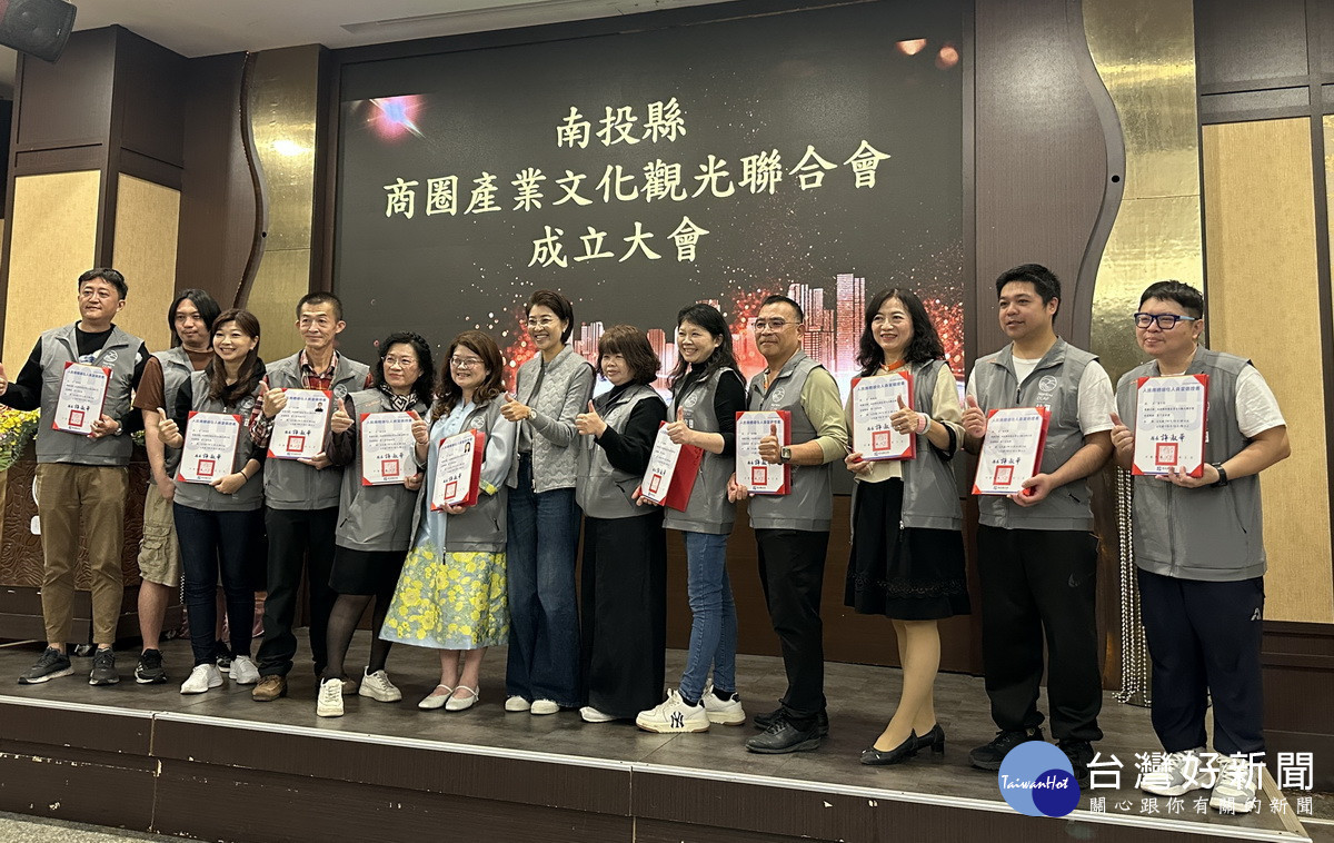 許縣長祝賀首任理監事。（記者扶小萍攝）