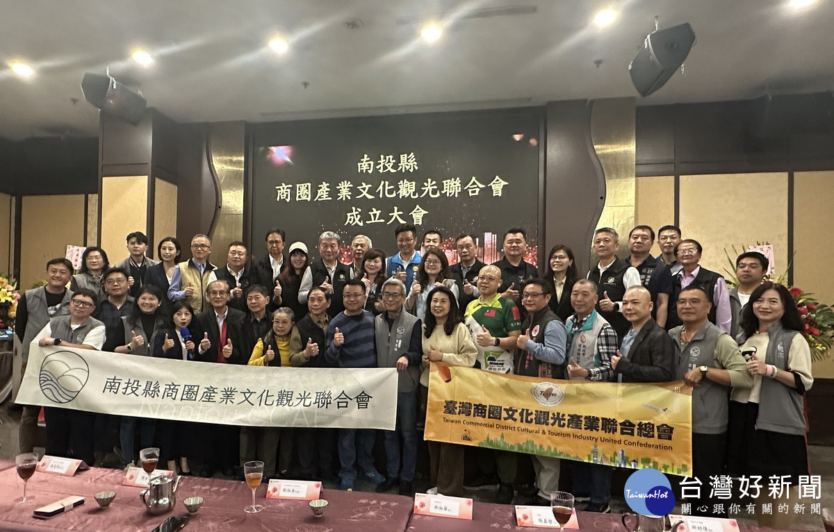 周水美總會長與各商圈代表和南投縣商圈理監事相見歡。（記者扶小萍攝）