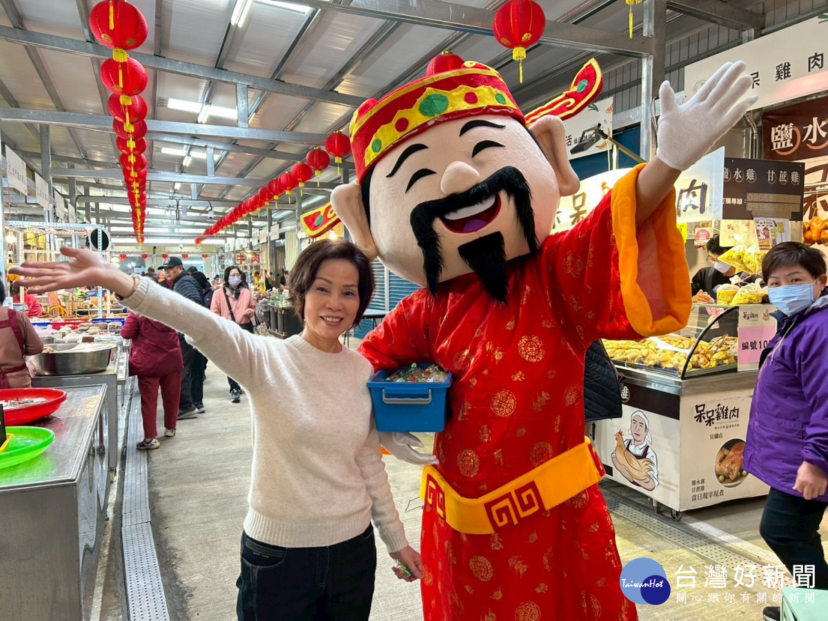 桃園市政府經濟發展局辦理「集客活動」，限量發送加菜金，邀請市民朋友一起到市場採買，感受在地市場的熱鬧氛圍。
