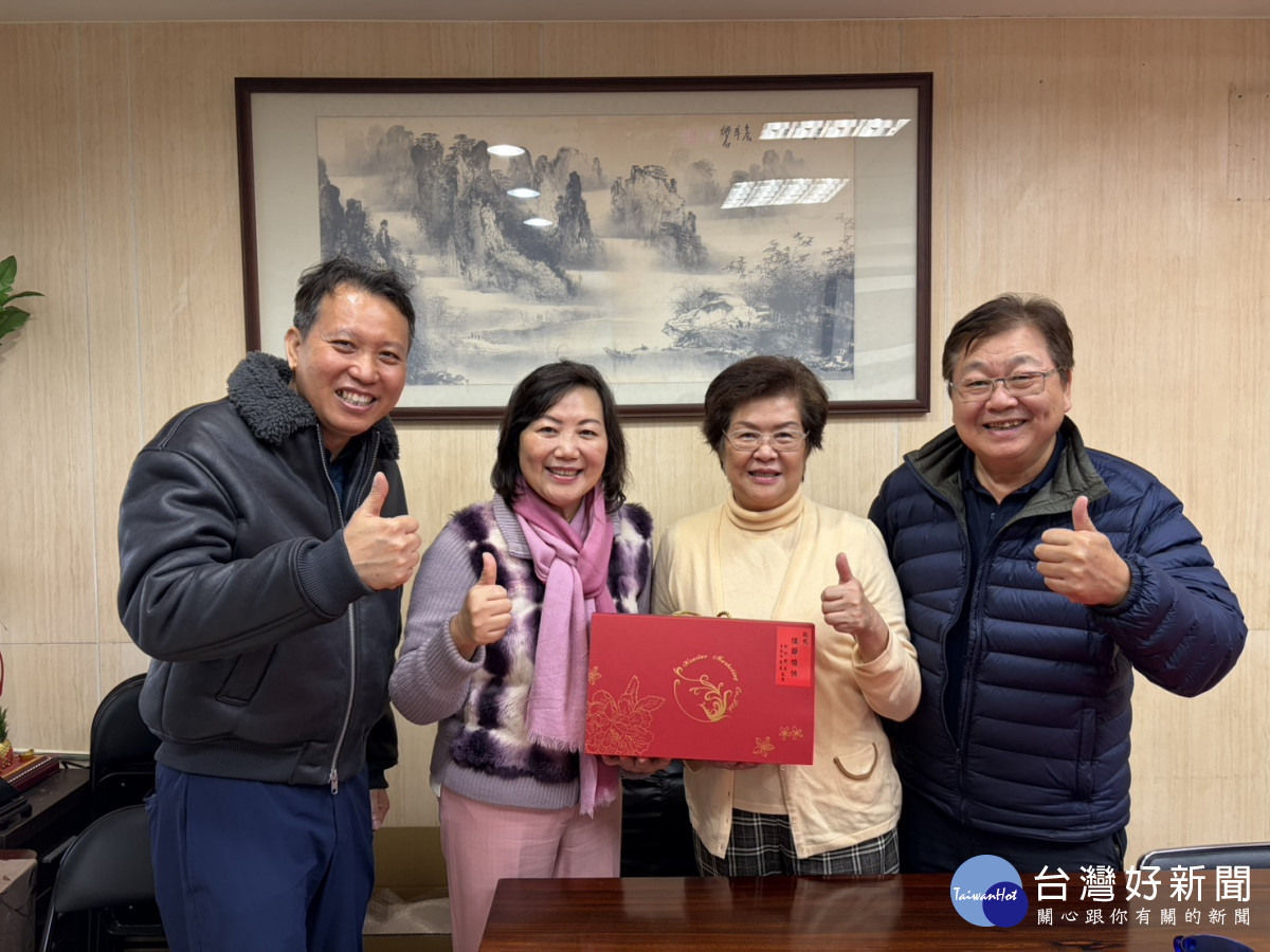 主任白恩惠（左二）、副主任鍾翔宇（左一）感謝市議員蕭志潔（右二）積極協助連結資源支持住民福祉。