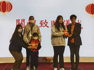 市政府民政處施淑婷處長(左一)與長期認養人鍾淑英議員(右一)共同頒贈助學金。