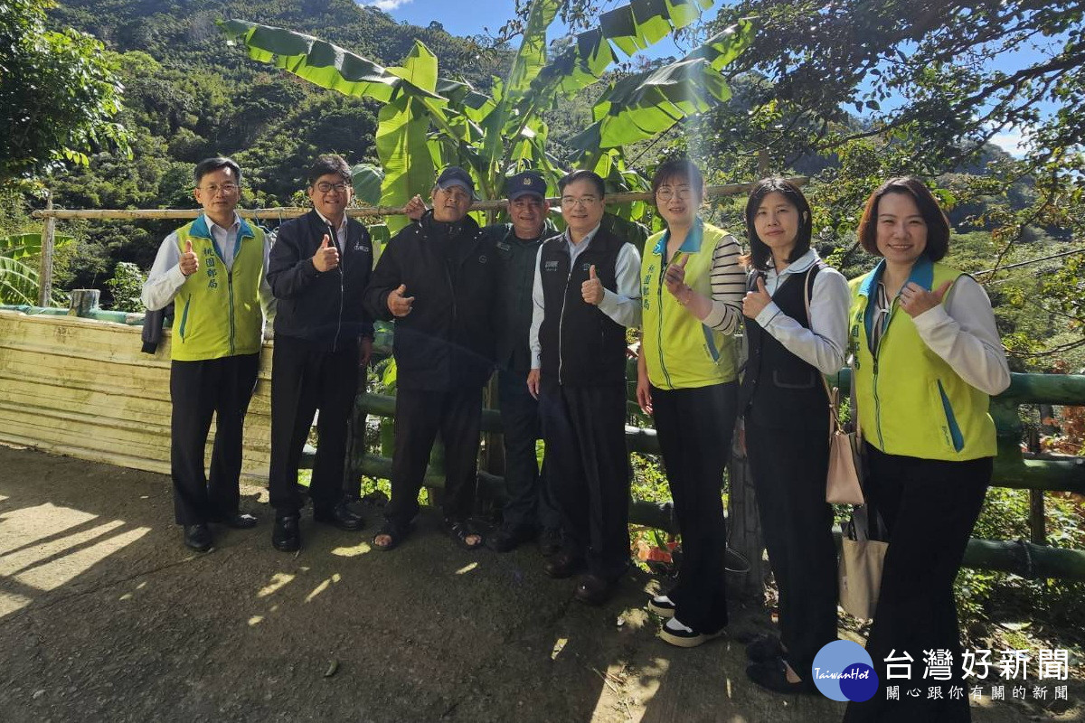 桃園郵局吳進益局長一行前往偏鄉獨居老人關懷訪視，傳遞郵政溫暖。<br />
