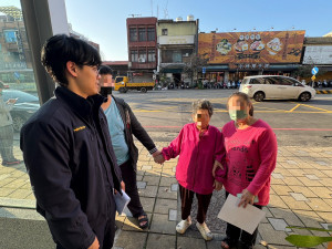 失智婦人外出失聯，楊梅警緊急協尋4小時平安尋回。