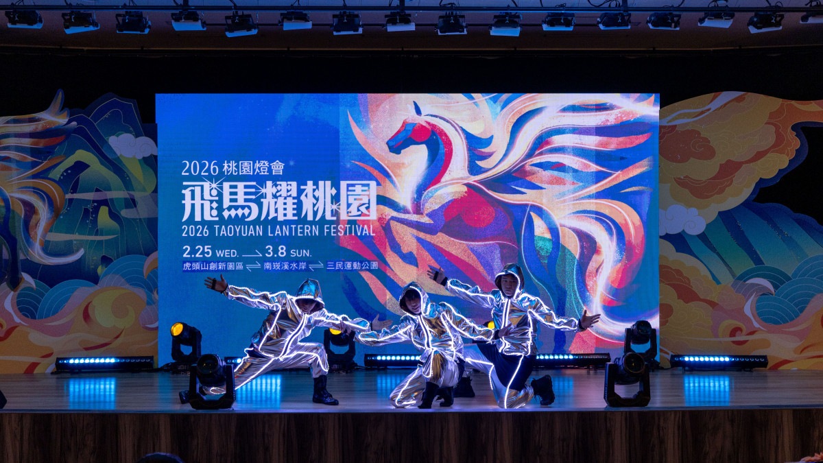 全國最大金屬飛馬主燈亮相。