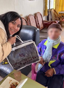 社工親送毛毯助弱勢度寒冬。