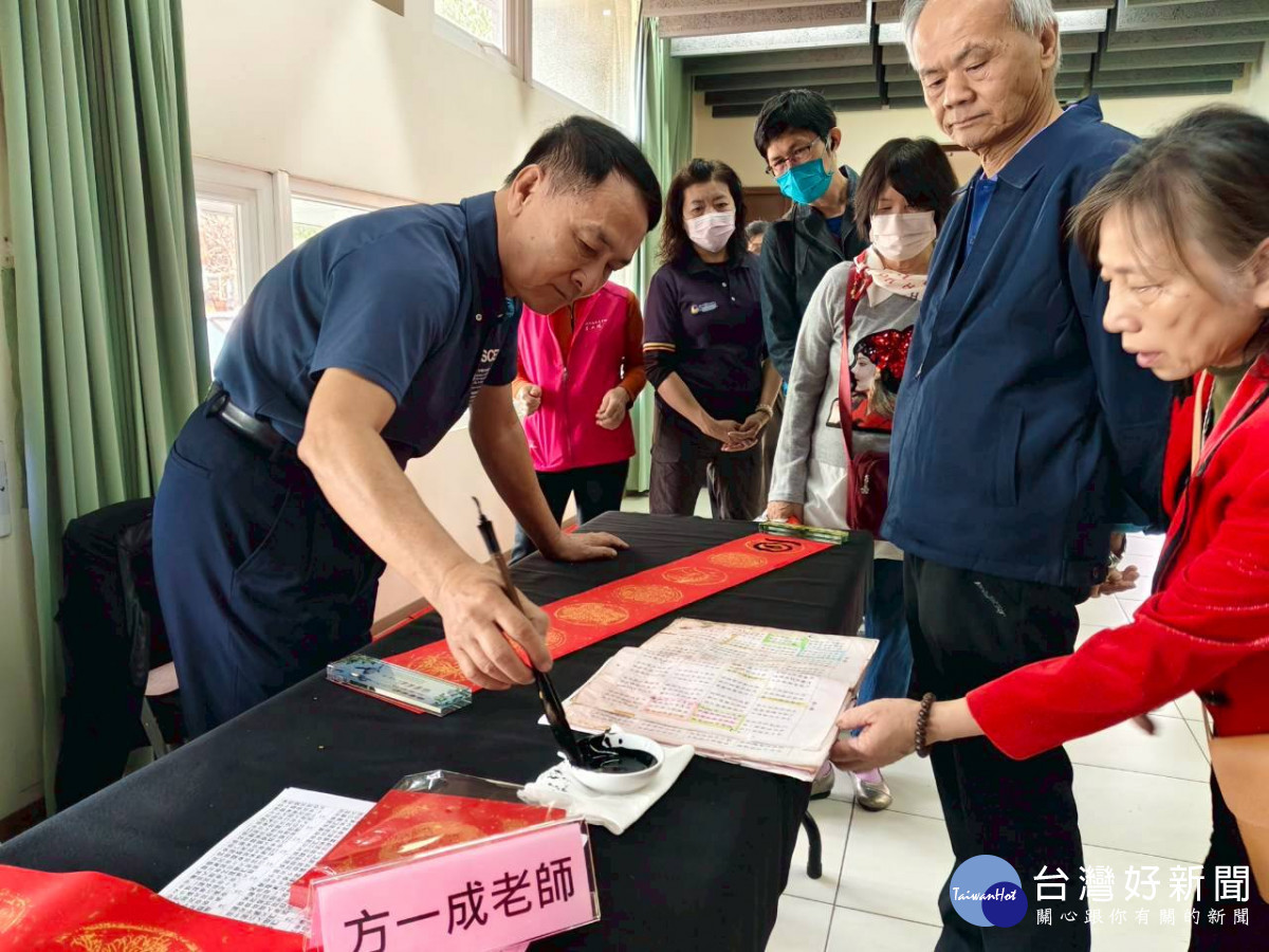 新春揮毫送祝福，彰化生活美學館邀民眾共迎馬年。