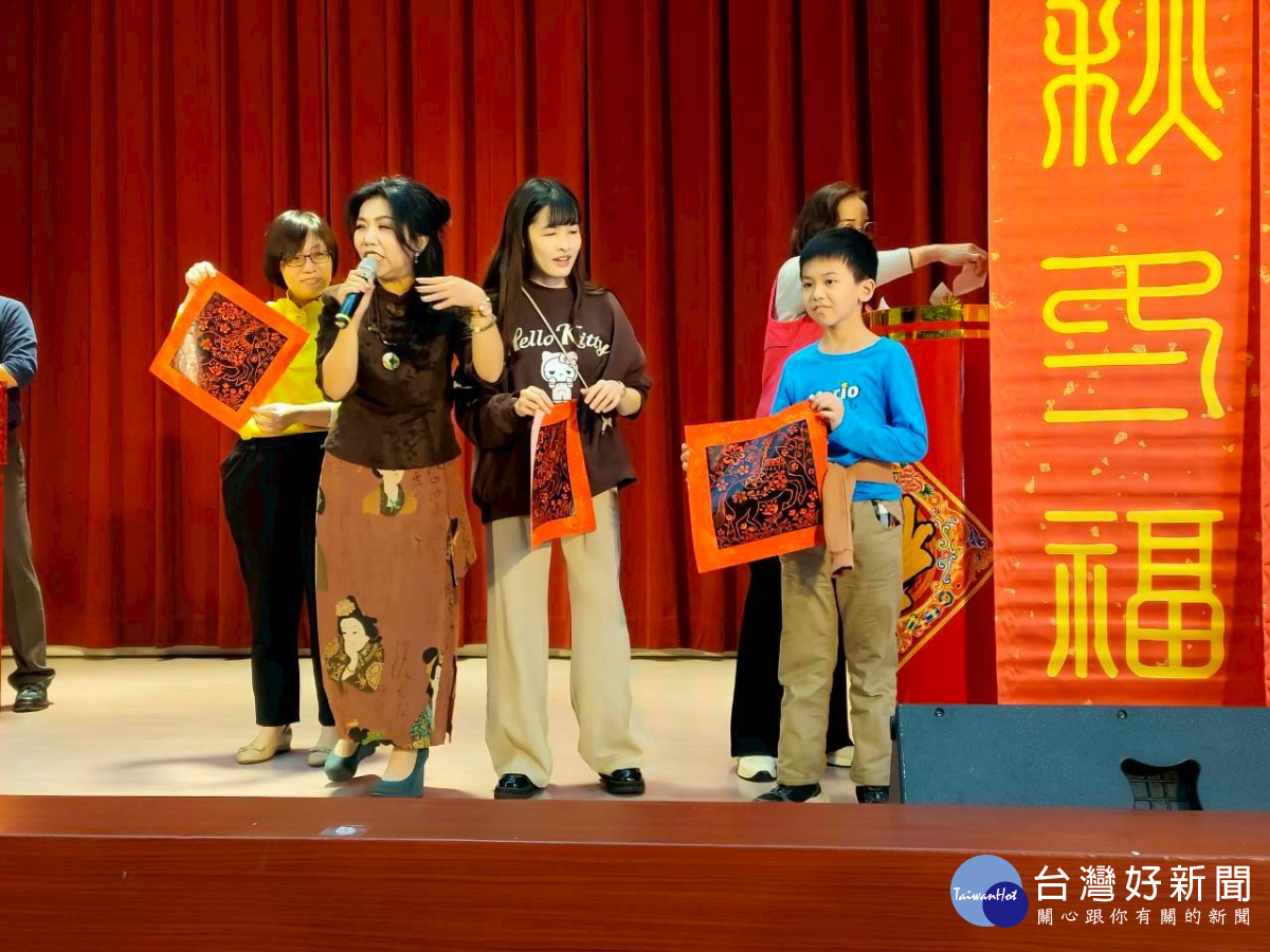 新春揮毫送祝福，彰化生活美學館邀民眾共迎馬年。