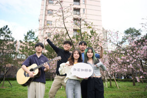 松櫻祭由學生團隊自主規劃與執行，結合校園市集、拍照打卡與校園開放日等多元內容。