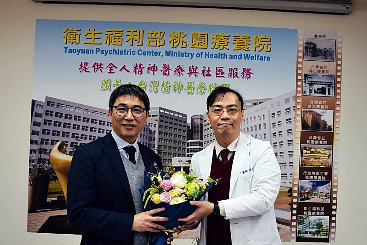 桃療廖定烈院長(左)從李俊宏副院長手中接下歡迎花束，為桃園療養院及精神醫療帶來新篇章。(桃療提供)