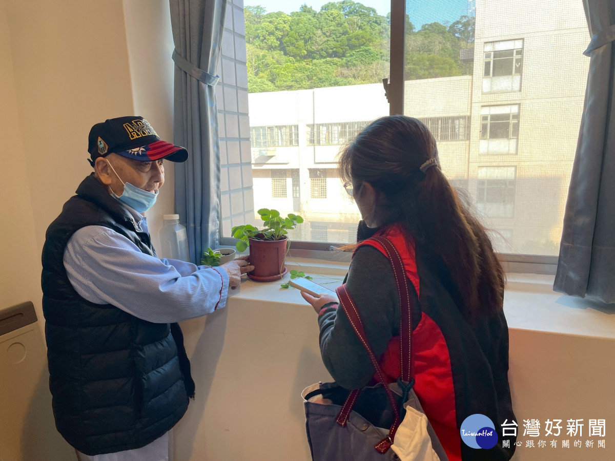 長輩開心地向訪客分享草莓的生長情形，流露出滿滿的喜悅與成就感