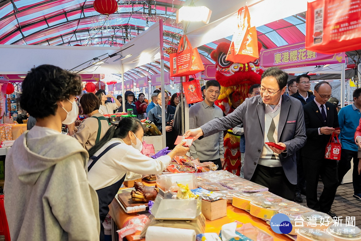 桃園市長張善政出席「2026桃園年貨大街」開幕活動發紅包送好運。