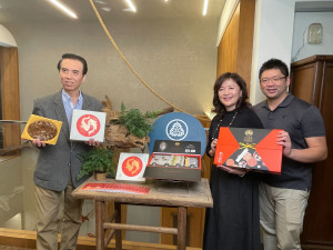 陳學聖為台中十大伴手禮業者加油打氣右二為陳允寶泉負責人翁羿琦。