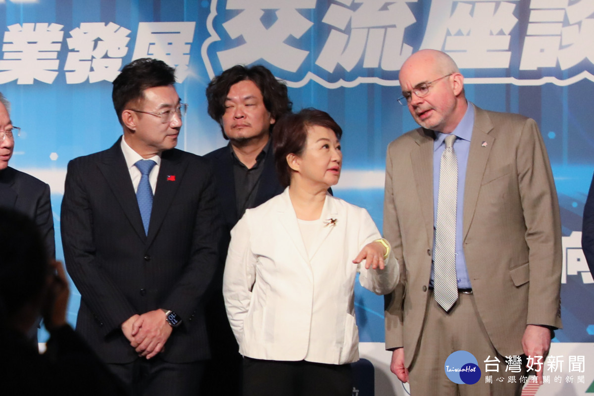 盧市長出席「中部AI機器人產業發展交流座談會」與AIT處長谷立言交流