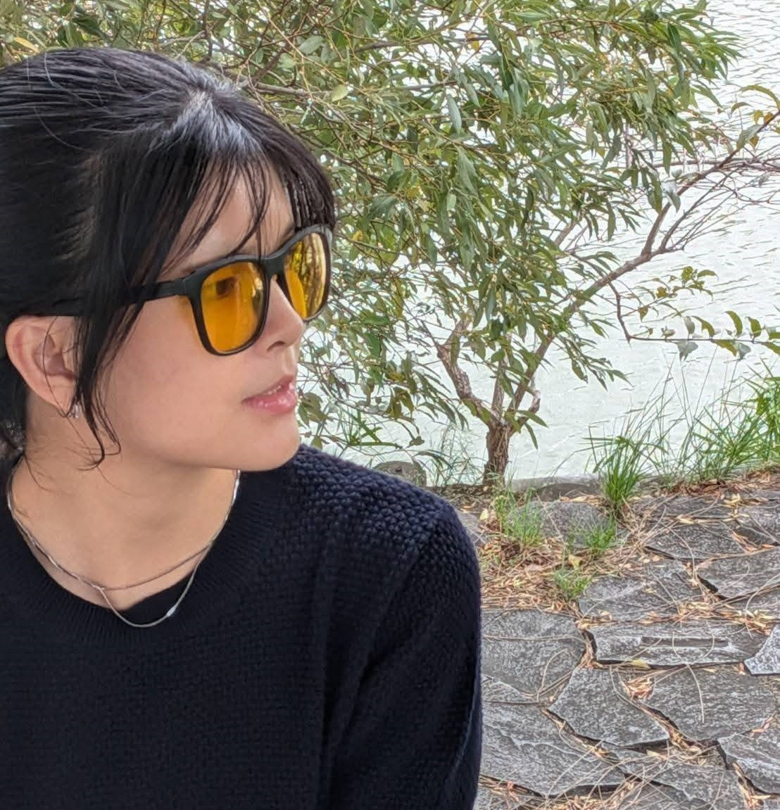 藍光墨鏡輕鬆吸引眾人目光。