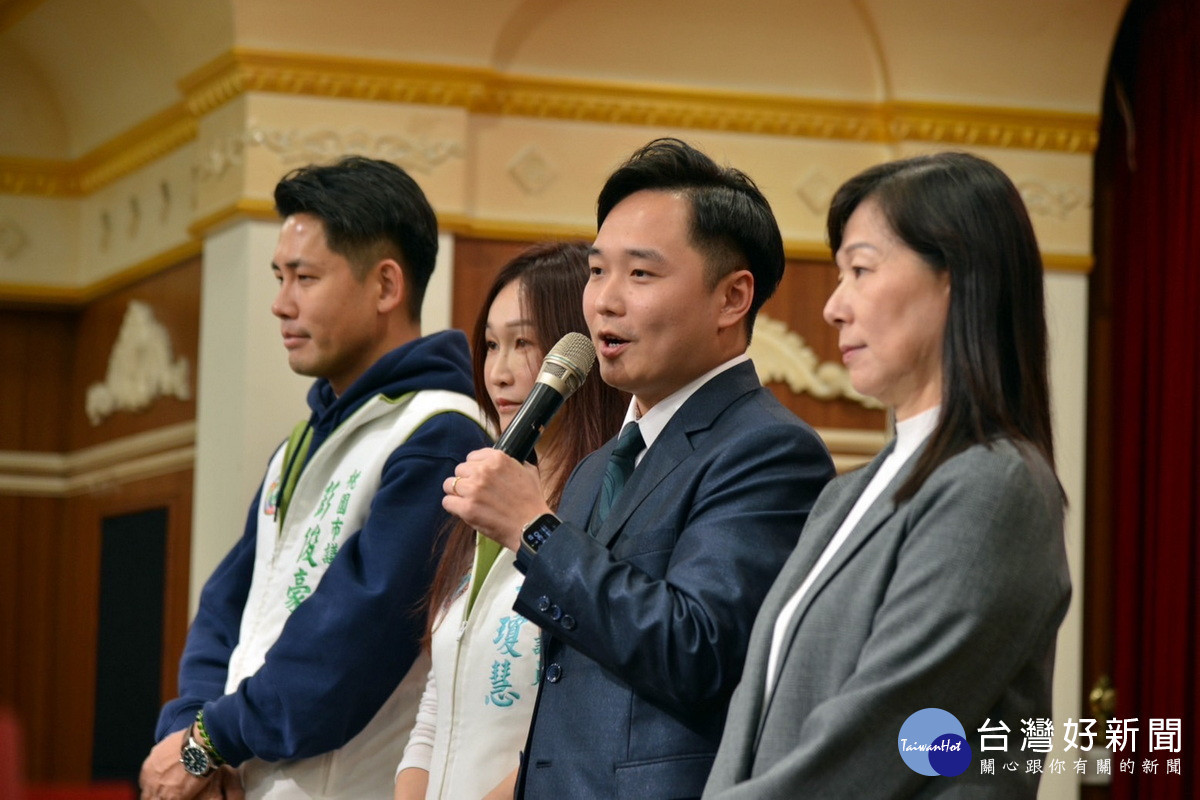 桃園市議會民進黨團新任總召許家睿致詞。<br />
