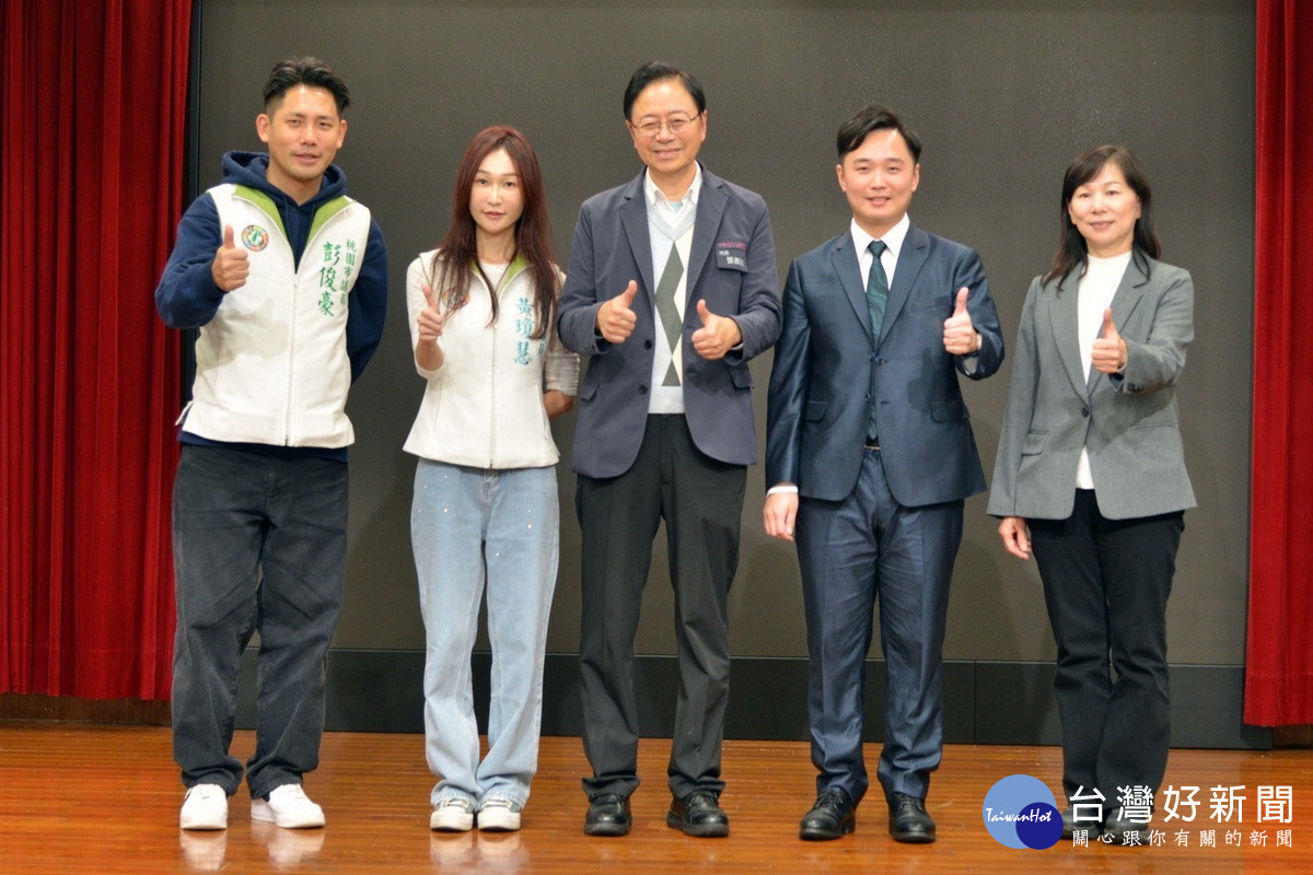 桃園市長張善政恭賀民進黨團新任總召許家睿及三長並合影。