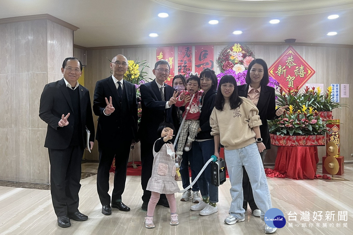 桃園市議員張碩芳與特殊兒童及家長於桃園市議會議事堂前合影。