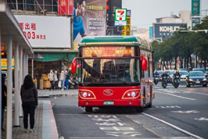 嘉義市府交通處呼籲民眾提前做好行前規劃，多加利用大眾運輸工具，不僅可享多項優惠，也能有效提升旅遊品質與行程心情／嘉義市府提供
