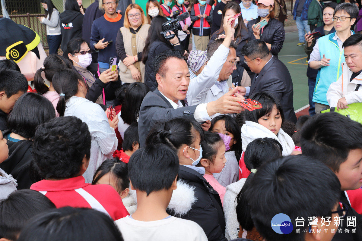 嘉義縣長翁章梁前往阿里山鄉發放馬年紅包/嘉義縣府提供