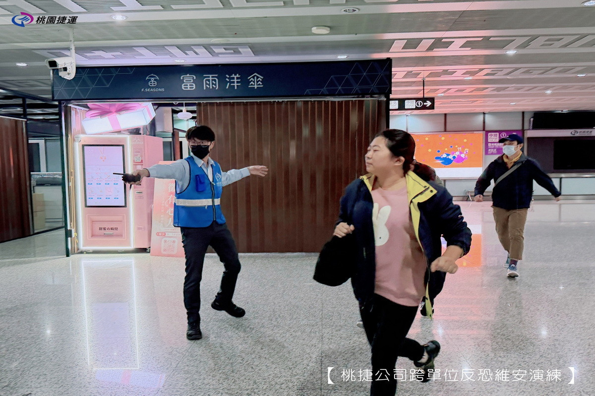 桃園捷運公司攜手桃園捷運警察隊，7日凌晨完成反恐維安模擬演練。<br />
