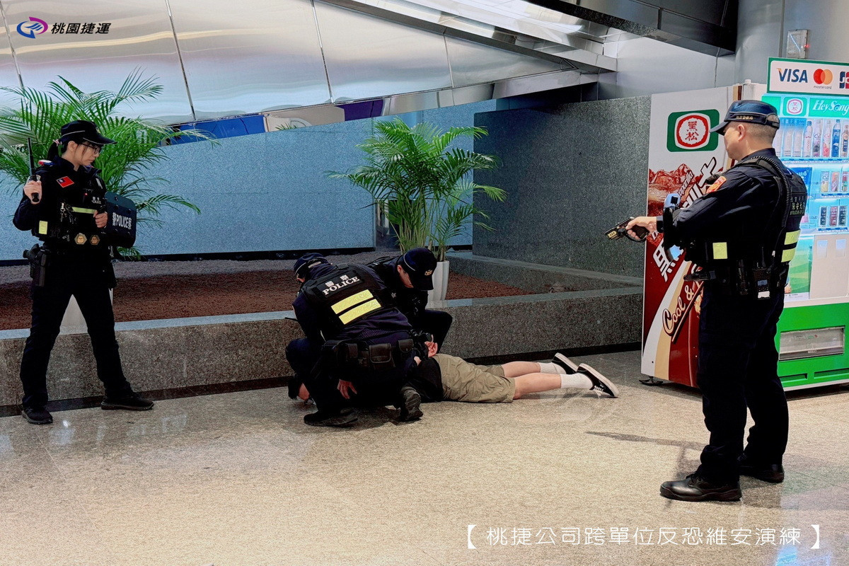 桃園捷運公司攜手桃園捷運警察隊，7日凌晨完成反恐維安模擬演練。<br />
