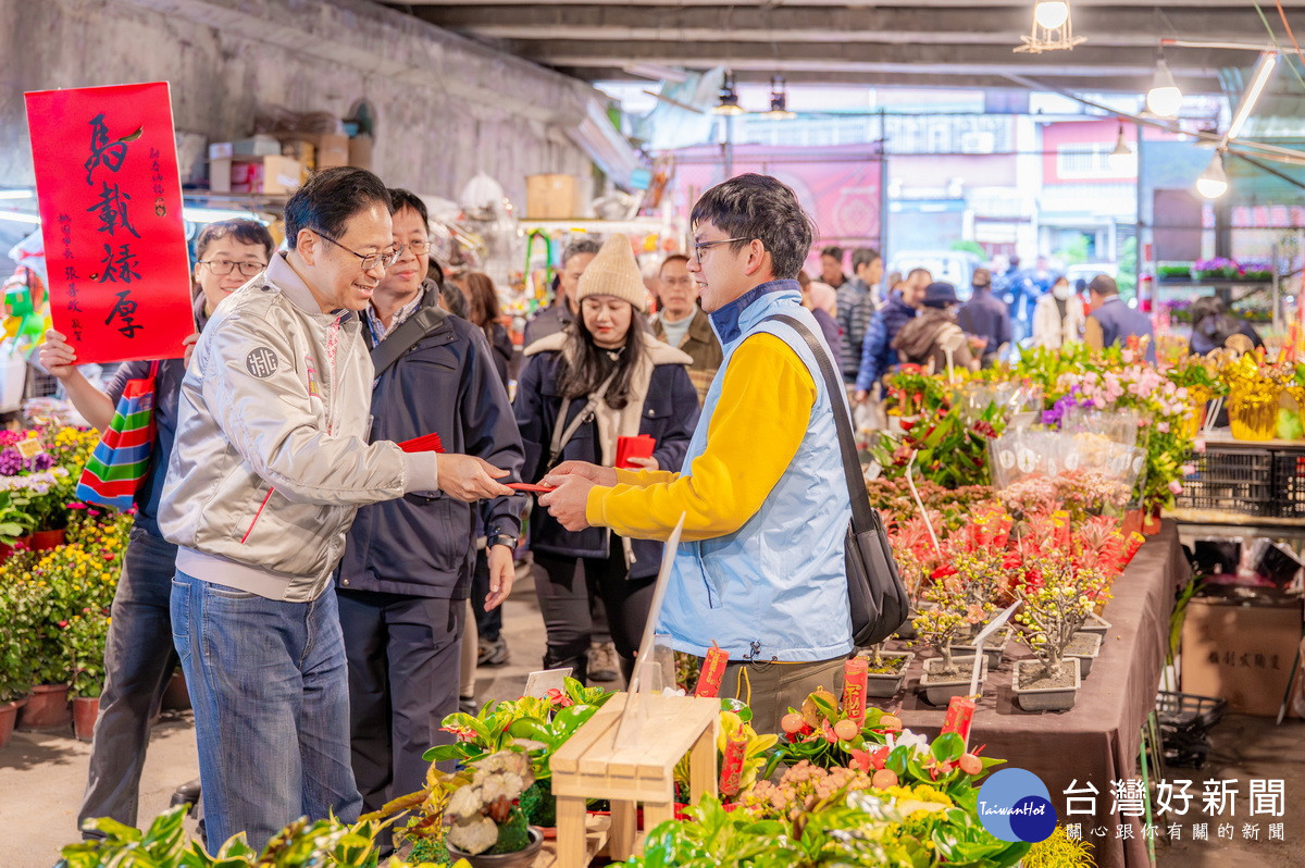 桃園市長張善政出席「市長拜早年—桃園假日花市」，向市民朋友們拜早年發紅包。