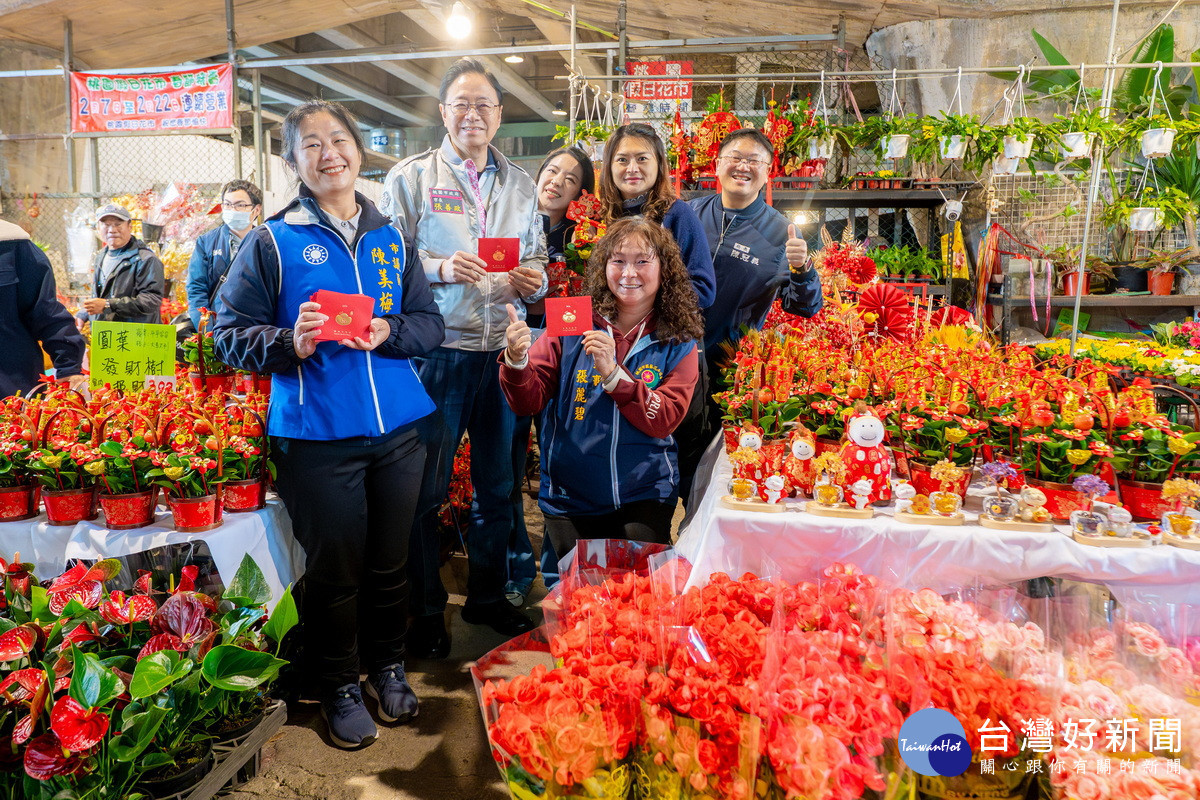 桃園市長張善政出席「市長拜早年—桃園假日花市」，向市民朋友們拜早年發紅包。