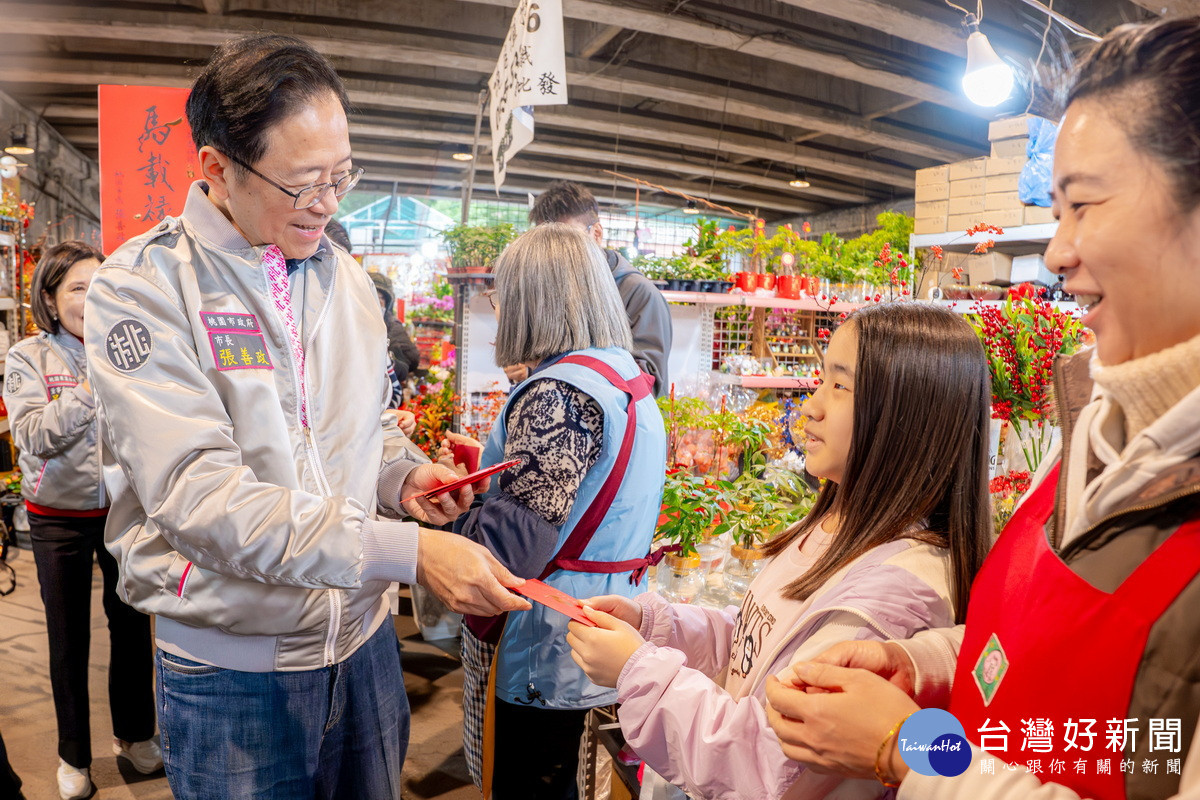 桃園市長張善政出席「市長拜早年—桃園假日花市」，向市民朋友們拜早年發紅包。