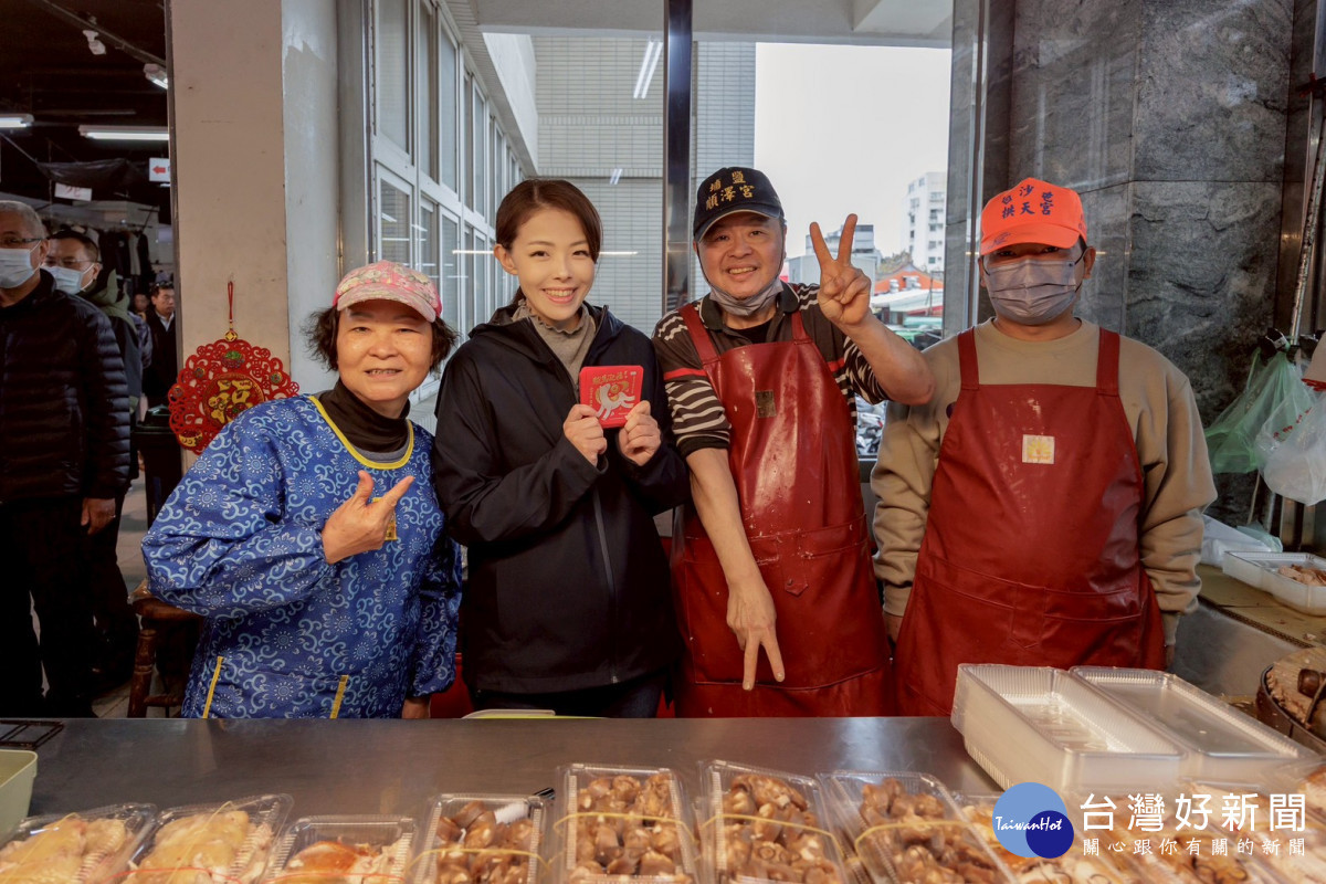 市長高虹安與竹蓮市場攤商民眾暖心互動。