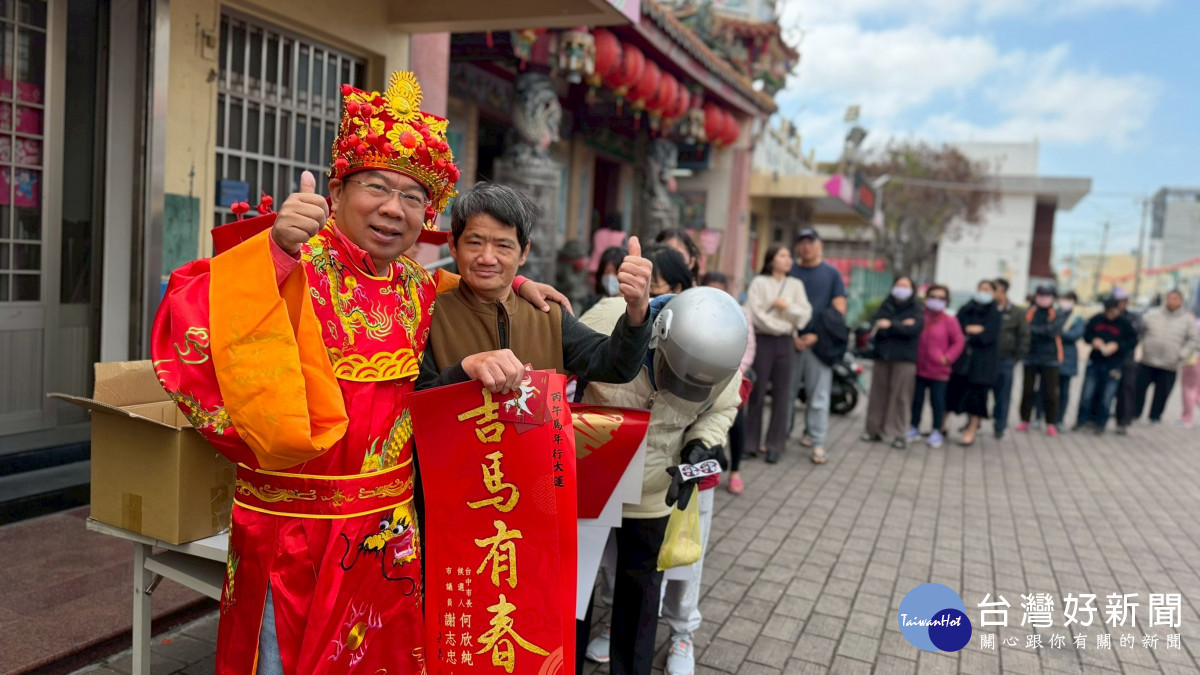 扮成財神爺　議員謝志忠到后里送小紅包春聯