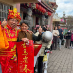 謝志忠特別穿財神爺裝送春聯，民眾紛紛排隊合照，年味滿滿。