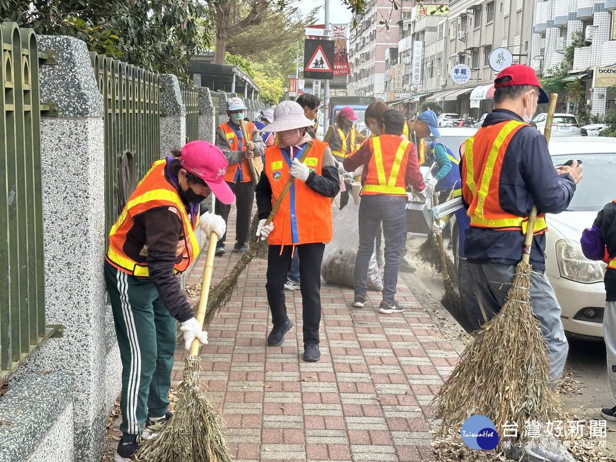 市區多個社區志工都出動共同維護環境清潔。（記者扶小萍攝）